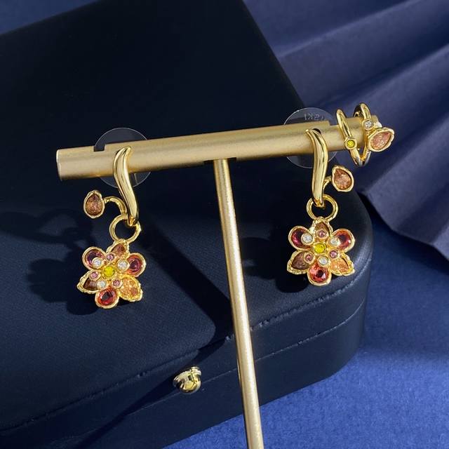 耳钉Sh93 施华洛世奇时尚高级感流光溢彩彩钻立体花朵吊坠三件套耳钉耳骨夹 黄铜材料 金色 耳钉重约7.3G；