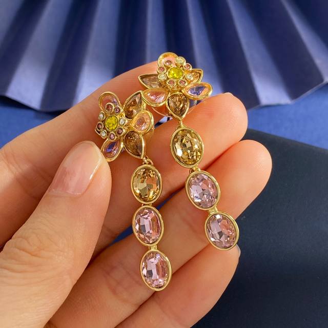 耳钉Sh93 施华洛世奇欧美时尚奢华流光溢彩彩钻立体花朵吊椭圆形彩钻长款耳钉 黄铜材料 金色 耳钉重约10.8G；总长约5Cm