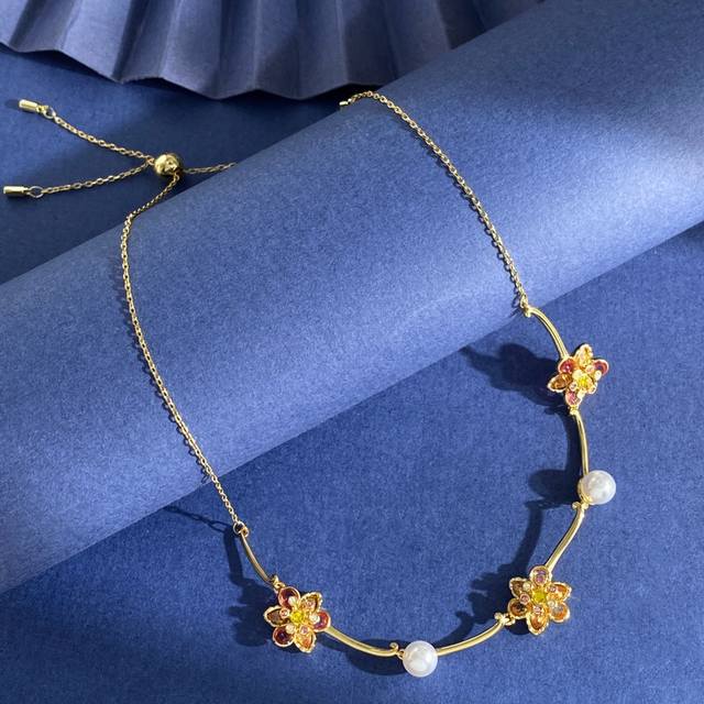 项链Sh93 施华洛世奇时尚Ins气质轻奢流光溢彩立体彩钻3朵花朵珍珠项链 黄铜材料 金色 项链重约10G；项链长度可自由调节