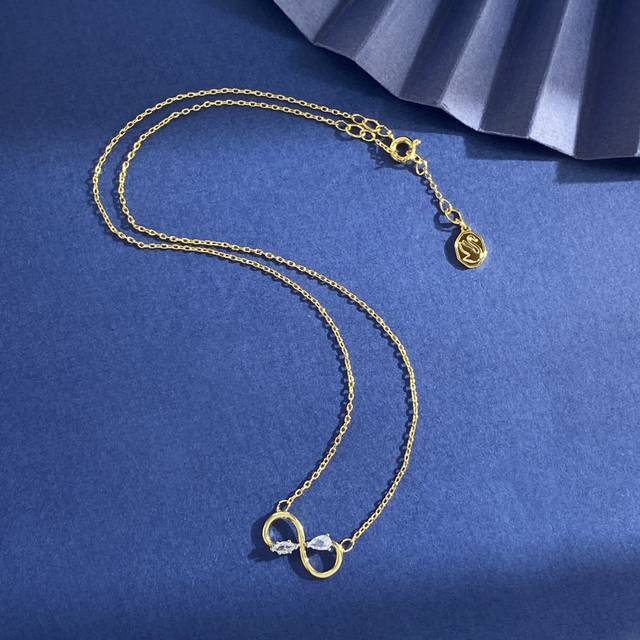 Sh93 施华洛世奇韩版Ins简约时尚镶钻8字形数字吊坠项链 黄铜材料 金色 重约2.8G；项链约长42Cm+2Cm+1.5Cm+1Cm尾牌