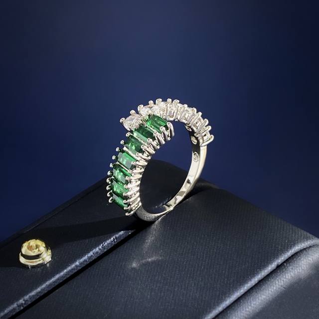 Sh93 施华洛世奇时尚轻奢混合切割圆形钻绿色长方形钻戒指黄铜材料 重4G