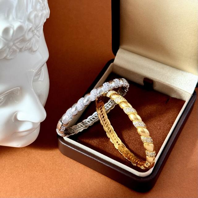 新款手镯 复古宫廷法式轻奢中古老钱风麻花缠绕拉丝旋转蕾丝镶钻手镯 黄铜材料电镀18K金 2个色:黄金色 白金色 尺寸: 面宽0.7Cm 内径:5.6×4.7Cm