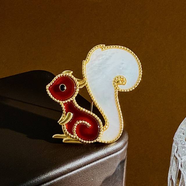 动物系列胸针 小松鼠 无标原创小众时尚设计黄铜金属珠边镶嵌天然白贝壳红玛瑙小松鼠动物胸针别针 黄铜材质 金色 尺寸约:宽3.4Cm×高3.5Cm×边缘厚0.3C