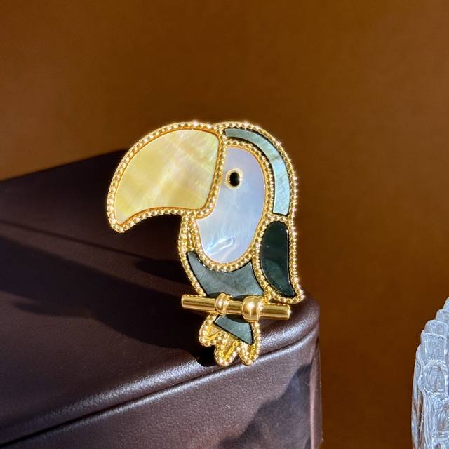 动物系列胸针 大嘴鸟 无标原创小众时尚设计黄铜金属珠边镶嵌天然灰白贝壳黄金贝壳大嘴鸟动物胸针别针 黄铜材质 金色 动物系列胸针 尺寸约:宽3.7Cm×高3.0C
