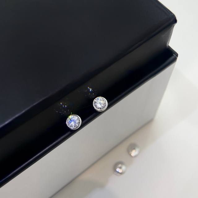 925银材质 T Elsa 批Eretti 泡泡纯银耳钉 Diamonds By The Yard Earring 泡泡耳钉 就是最基本的最低调的那种 单只30