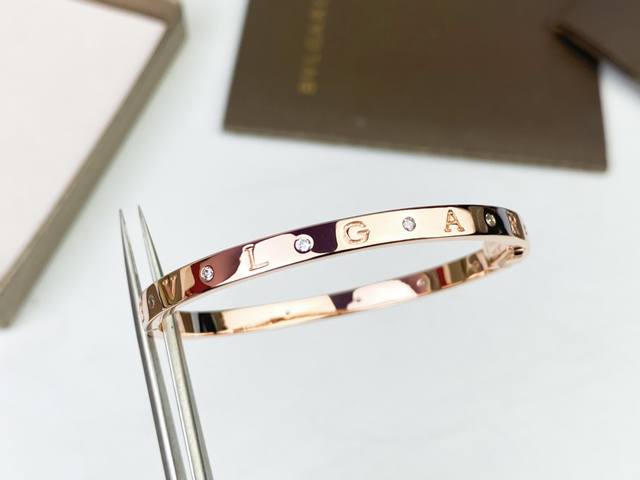 Bvlgari宝格丽字母间钻手镯标志性字母Logo 搭配间隔镶钻 高端按钮扣头更显档次高端亚金电镀18K金品质 简单大气 批