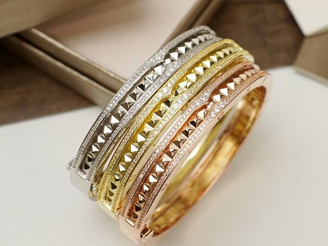 New宝格丽B.Zero 1 Rock系列新款铆钉 满钻 情侣款 手镯 男女可戴 加入铆钉元素非常的中性！顶级工艺 Cnc切割 进口雕刻机雕刻 重工打造 炒鸡质