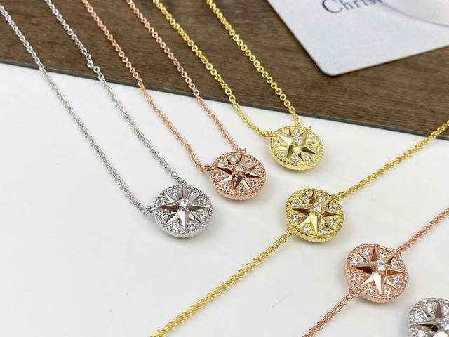 各 Dior 满钻罗盘项链手链Victoire De Castellane以风玫瑰造型重新演绎Dior先生的幸运星-八芒星被交缠的稻穗环绕的饰牌，在链条上左摇右