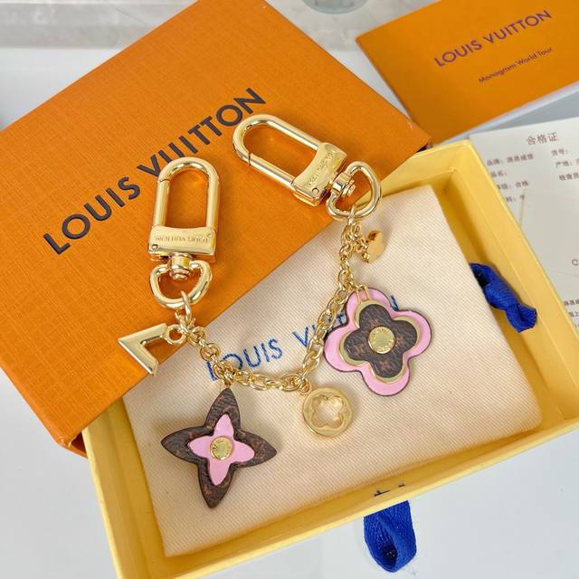 Lv 包饰 包链条 钥匙扣 M01414 Blooming Flowers Chain 包饰聚焦品牌标志性 Monogram 花卉，将缤纷装饰悬挂于耀目链条，致