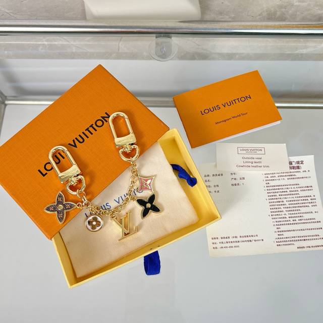 Lv 包挂件 链条 钥匙扣 M01188 S批Ring Street Chain 包饰将 Monogram 花卉和 Lv 字母等经典元素化为袖珍挂饰，在淡雅色彩