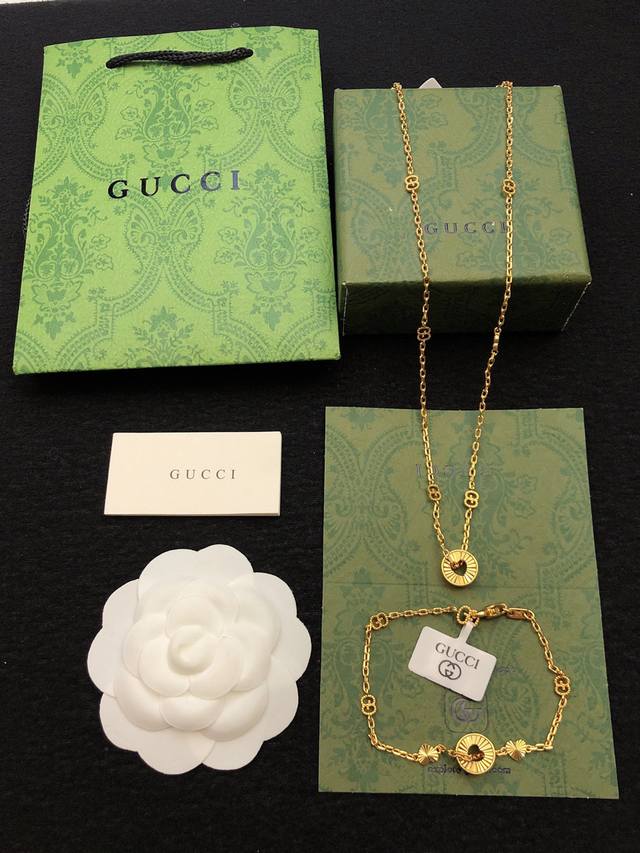 项链 手链 Gucci Lcon系列全新款型 以精致现代的全新风格打造经典单品 繁复的刻花细节带来奇幻魅力 爱心图案作为品牌钟爱的设计符号 融入入Gg图案演绎品