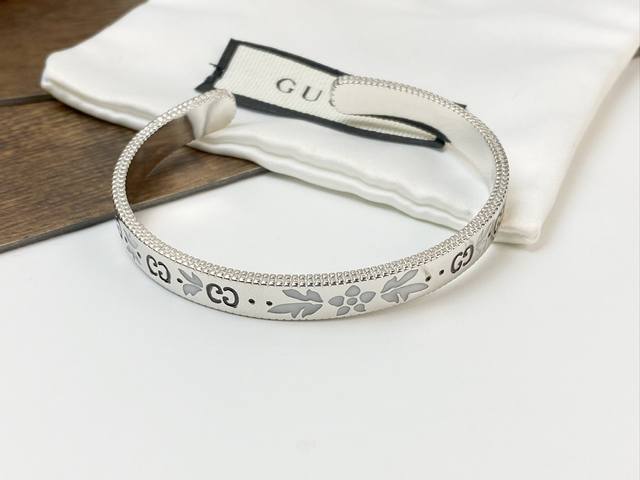 ＧＵＣＣＩ古奇孔雀翎开口手镯全网独家首发以白色白釉漆作点缀诠释幽雅之气工艺精湛