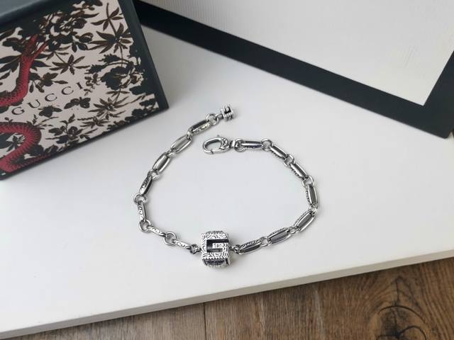 Gucci古驰 新款 原版手工链条 正方体G字母手链G字母造型吊坠点缀精美的阿拉伯刻花图案[嘴唇]镂空立体G字母更加突显设计感爆款 潮人必入