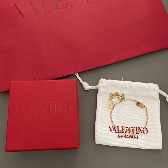 我们出品 华伦天奴手链 Z 2600，经典简约的设计！简约大方的标志性Logo设计，经典万年基础款，超级百搭日常，越是简约越高级耐看，加长延长链设计非常的人性，