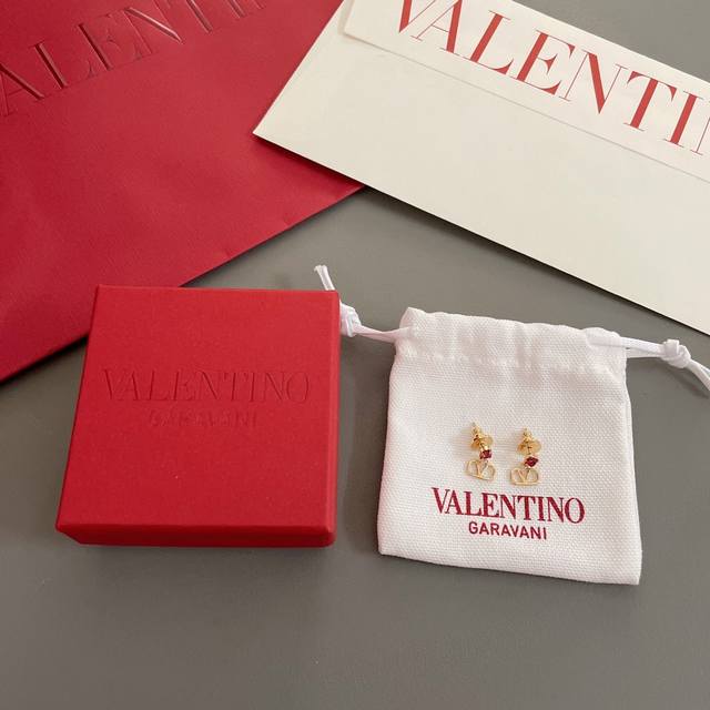 我们出品 华伦天奴迷你耳钉 Z 2100，孙俪同款！非常轻巧迷你的小耳钉！精致迷人，红钻，绿钻，粉钻，白钻四个颜色！人手必备的一款小耳钉！经典的小Logo标志搭