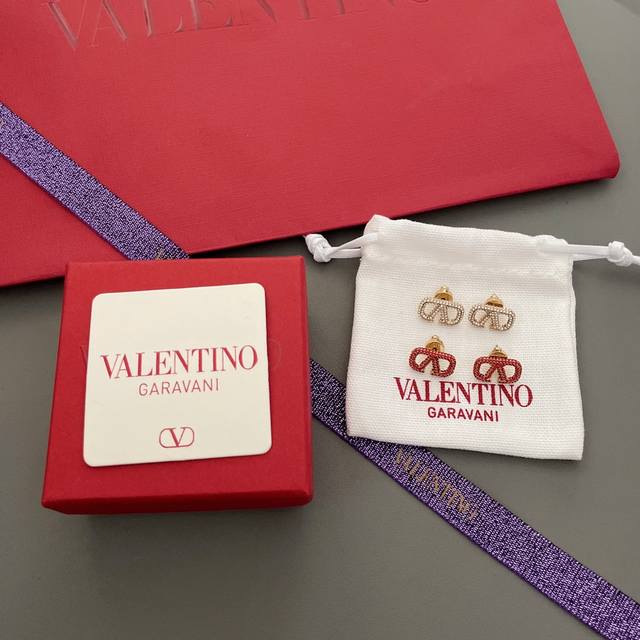 我们出品 华伦天奴满钻耳钉 Z 3600，孙俪同款限定款！银白钻售罄！红钻跟银色魅影钻两个颜色！墙裂推荐跟手链一套入！！闪爆啦，满镶密镶施华洛钻，非常的奢华，经