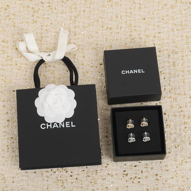 代购级别 现货秒发向经典致敬 Ch Nel经典小双C Logo耳钉 一款任何人任何年龄都不会Say No的耳环，可遇不可求，宝们，专柜名副其实的断货王[机智]请