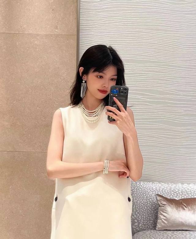 我们出品 量大咨询客Fu Dor流苏珍珠耳环 简直不要太美的一款设计，大爱啊 太太太重磅了，一对耳环用了148颗施华洛世奇珍珠，Silver Shadow颜色，