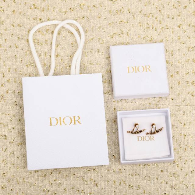 我们出品 Z批 5850，量大咨询客Fu 魔鬼，魔鬼，魔鬼又来了 Jadi R字母耳钉 字母抢钱啊，Dor是魔鬼，太太太好看了，我们一致致Z批，黄铜材质，每个字