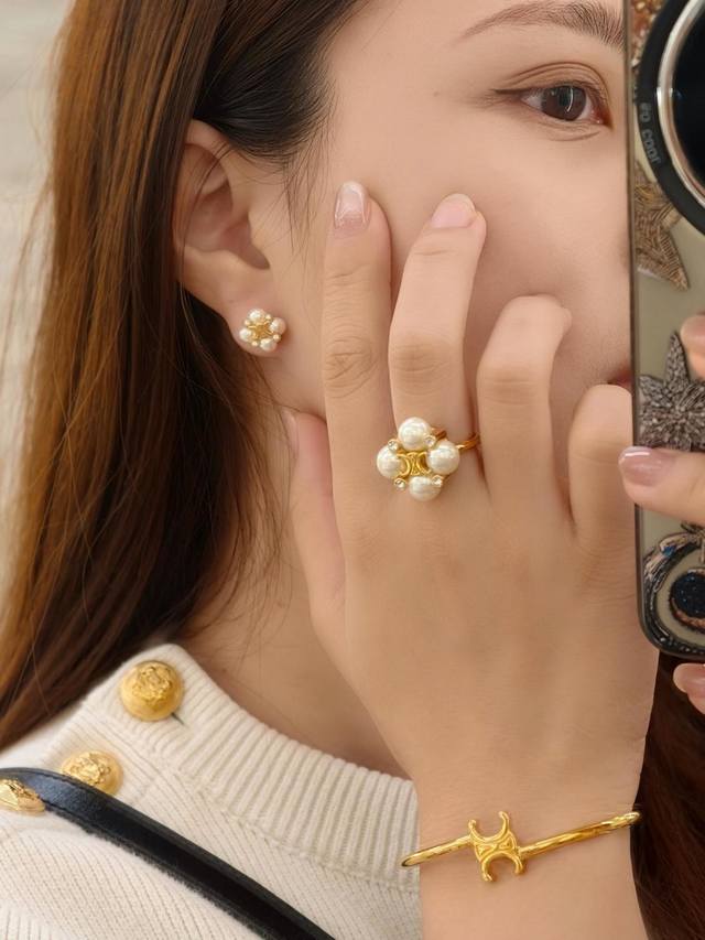 我们出品 Z批 5920！量大咨询客Fu Celne 新款珍珠凯旋门戒指 幸运与奢华的完美碰撞镶嵌璀璨水钻，瞬间点亮耳畔！四叶草象征 幸运、希望、爱与幸福 ，搭