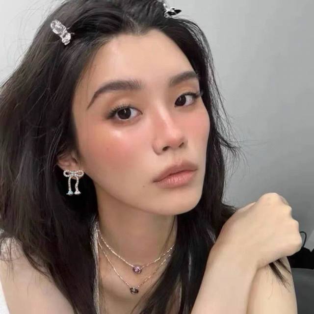 我们出品 宝宝，什么是快乐星球，来，这就是快乐星球 Viviennewestwood 绝美立体彩色星球蝴蝶结耳钉重磅推荐，小巧精致，闭眼入准没错！多巴胺搭配绝配