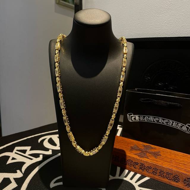 抖音 快手 Ins 小红书 直播热门 ，新款 专柜品质 Chrome Hearts黄金色克罗心白钻项链 ，凹凸造型不同的花纹设计风格 呈现出与众不同 十字架 童