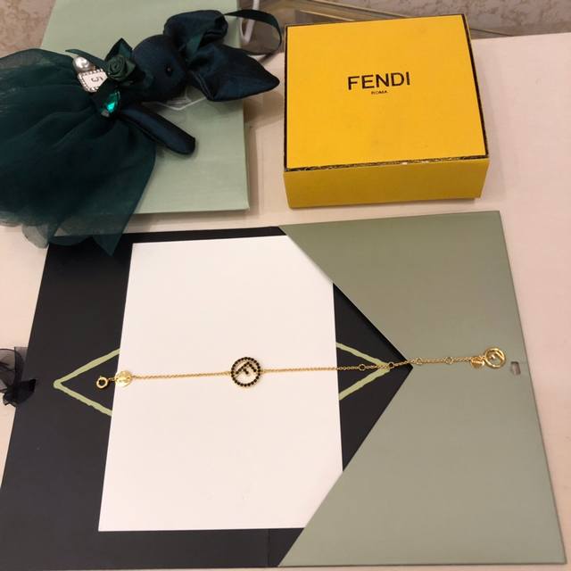 独家美货 爆爆 F系列手链，跟专柜零差距霸气的跟你说句，带着它去专柜吧Fend1 芬迪刻字，完美媲美正品，一样专柜德国进口纯银独特材质火速抢起来不要太爱我，谢谢