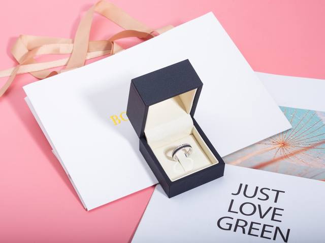 Quatre White系列戒指璀璨夺目，窄式镶钻黑陶瓷，尺寸5678号。呈现品牌系列的耀眼光华。作品将陶瓷材质与镜面镶嵌技术相结合，令钻石的光芒更加璀璨。精致