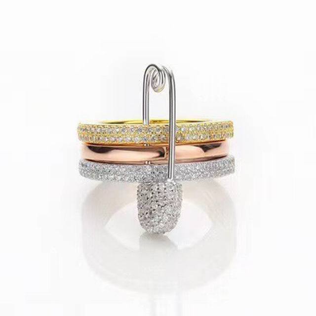 A批M Monaco白钻三色别针戒指！真的太好看了！！！三个小戒指圈叠在一起也完全不会显手指短粗，戒指设计很精致，完全不搁手，还可以拆开出来，不夸张，但也能体现