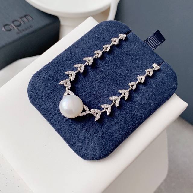 A批M Monaco珍珠麦穗项链！这个系列款式都是让人感觉比较温柔的，实物超美，麦穗加上珍珠搭配，气质优雅，通勤日常搭配都很合适～可调节长短。