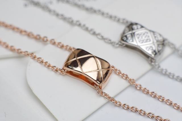 无钻 有钻 Chanel 小香双层菱格纹锁骨项链 Coco Crush系列用最经典最优雅的菱格纹 摩登又率直简约气质 极富现代感各路明星网红同款 佩戴彰显高级