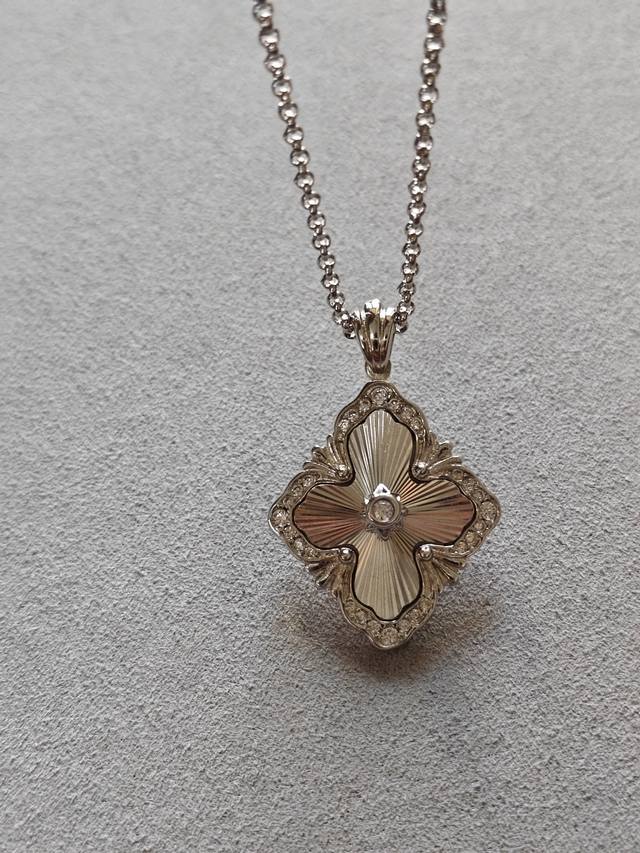 V金材质布契拉提镭射项链