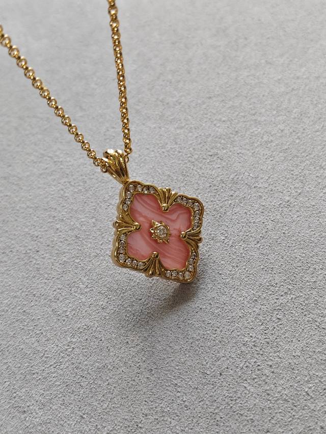 V金材质布契拉提粉贝母项链