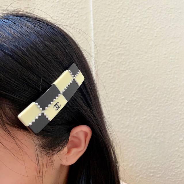 香奈儿珍珠拼色双C发夹