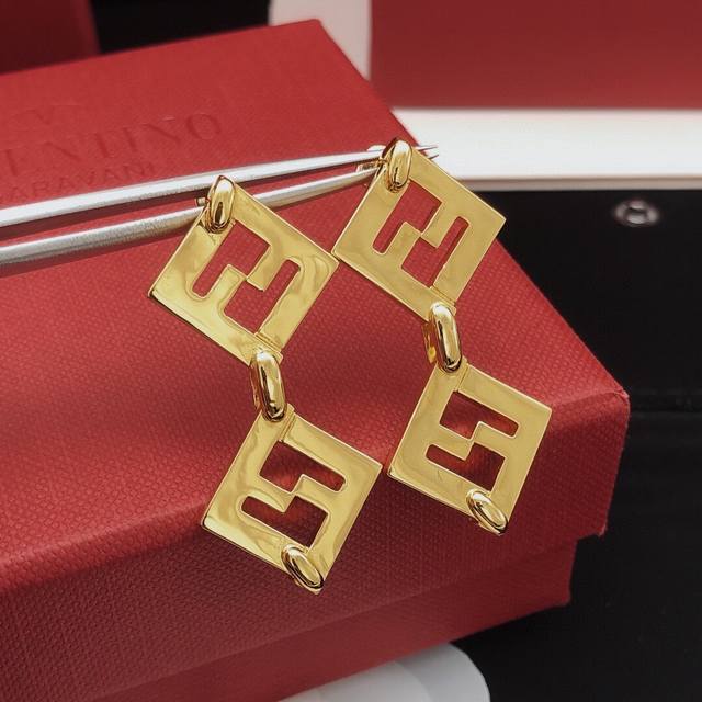 编号Fded0096 Fend*最新款方形光面流苏耳钉 一致Z批黄铜材质