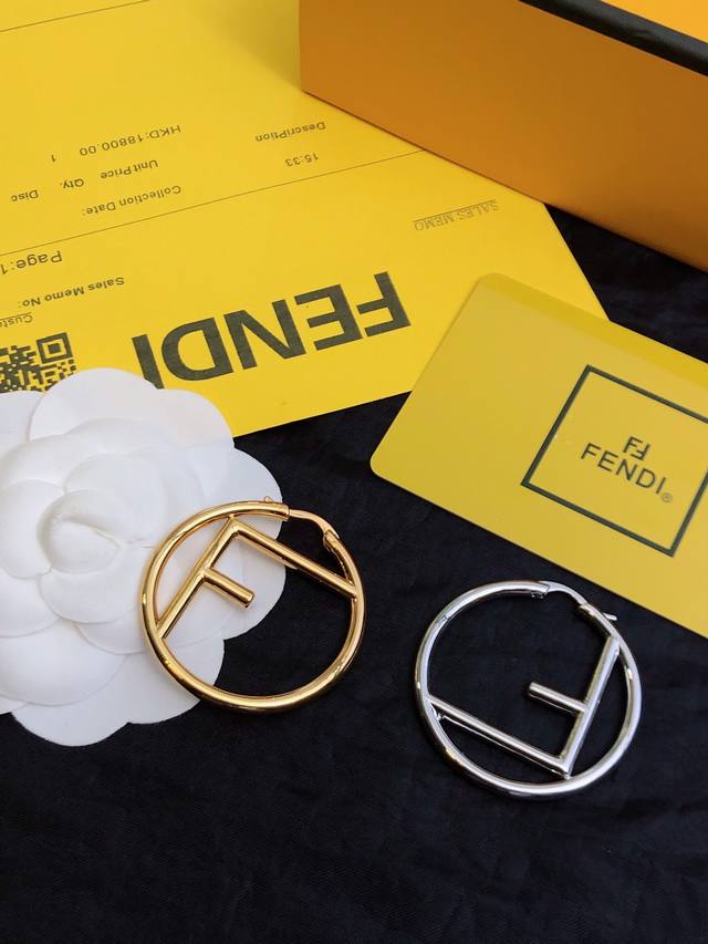 主推款 新款芬迪 F耳钉 高端定制 爆款新款华丽登场 ，很难见到如此熟悉 素雅的耳环，精致 非常适合日常搭配，宝宝们，这个绝对值得入高品质，