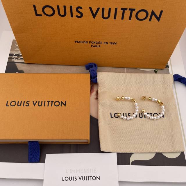 我们出品 L绿半弯珍珠耳环 Z4550，非常精致有设计感的耳环太爱啦全系列同步开发！墙裂推荐一套入！！经典的Monogr M Flower元素每一朵小花都是我们