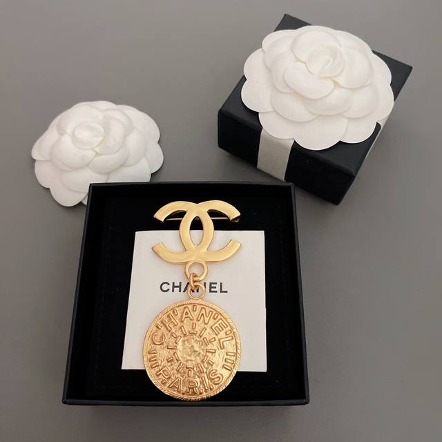 我们出品 香双C吊圆牌胸针 中古款，非常推荐！“流行稍纵即逝，风格永存”这就是Vintage的魅力！可遇而不可求这句话用在Ch Nel Vintage系列上是再