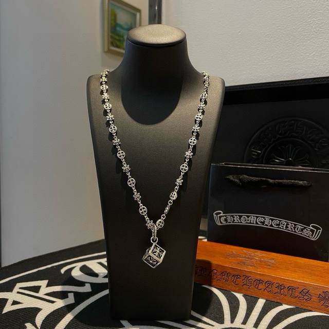 新款 专柜品质 Chrome Hearts克罗心 经典复古多元素项链 十字花骰子吊坠 快手 Ins 小红书热门 凹凸造型不同的花纹设计风格 呈现出与众不同 十字