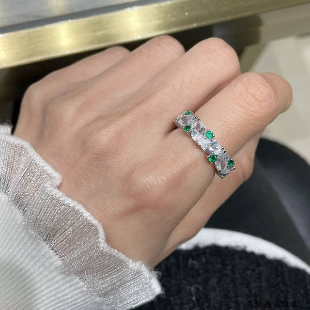 此款调价彩宝： 925 码数：678。进口定制 通体纯银 薄雾森林戒指经典从未被超越，独一无二的夺目光彩，和真钻真假难辨，超级 彩镶嵌进口顶级仿真高碳钻，奢侈触