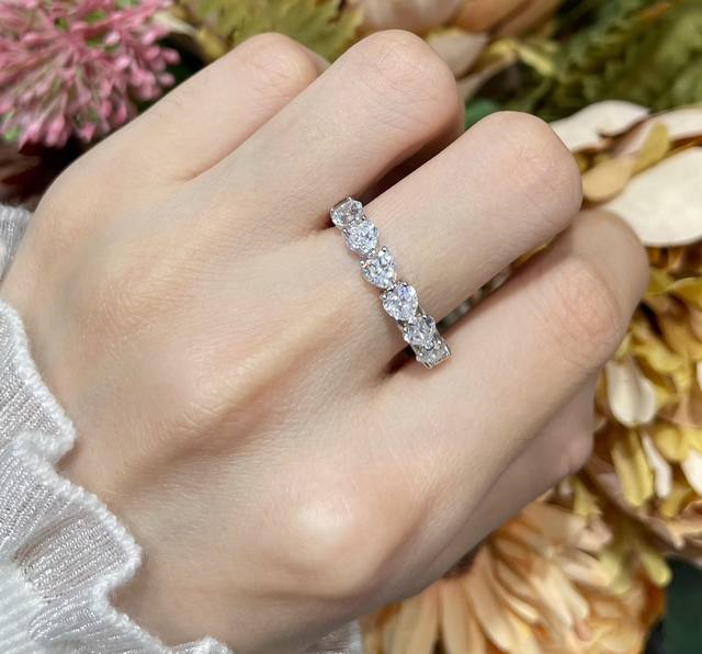 彩宝：进口高碳钻 V金材质 码数：5678。半圈爱心钻戒指 全手工手镶高碳钻进口定制 女戒指 风靡欧洲 太空纳米技术 进口放真钻完美替代品。闪耀星光奢华款！