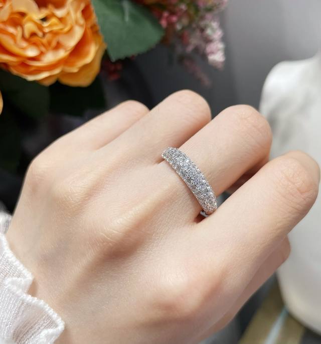 彩宝：进口高碳钻 V金材质 码数：5678。半边钻戒指 进口定制 女戒指 风靡欧洲 太空纳米技术 进口放真钻完美替代品。闪耀星光奢华款！