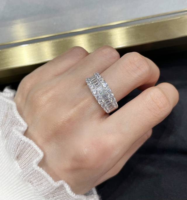 彩宝：进口高碳钻 V金材质 码数：678。手镶T方高碳排钻戒指 全手工手镶进口定制 女戒指 风靡欧洲 太空纳米技术 闪耀星光奢华款！