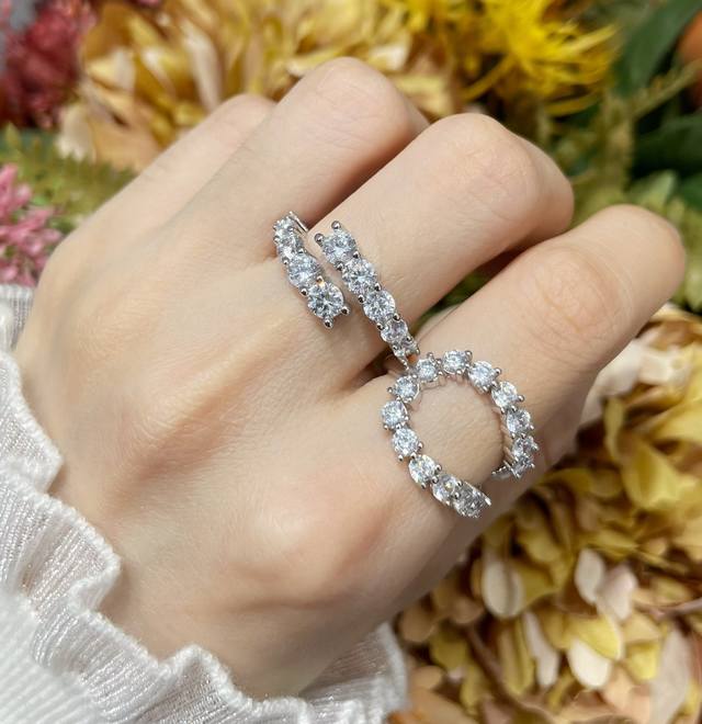 彩宝：进口高碳钻 V金材质 码数：5678。镂空水滴形状戒指 全手工手镶高碳钻进口定制 女戒指 风靡欧洲 太空纳米技术 进口放真钻完美替代品。闪耀星光奢华款！