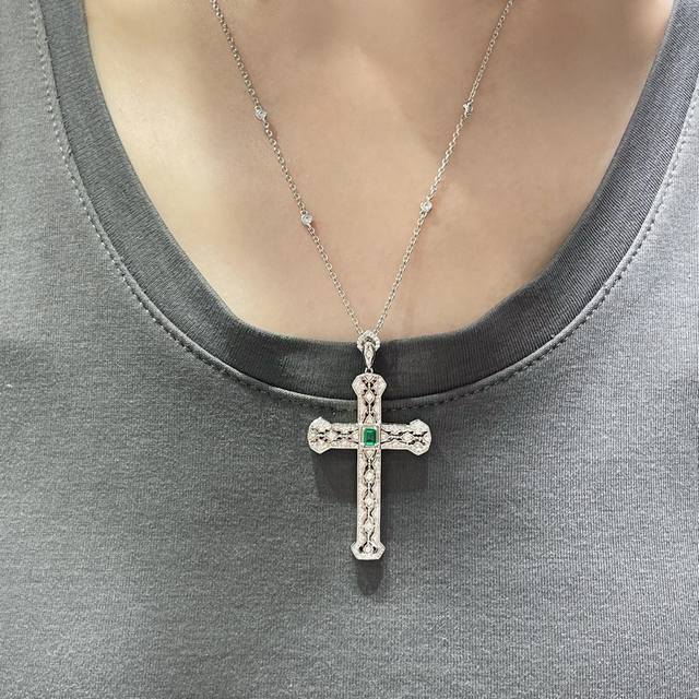 彩宝：V金材质 进口定制 超大号十字架项链各路 潮人 网红 时尚 百搭 神器独特简约设计 简约风格女神走起来吧