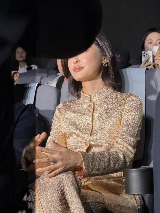 我们出品 Z批 7930！量大咨询客Fu 香 黑金爱心双C耳环 25B秋冬最新款最新款全网首发现Huo本季必入爆款浓郁的黑金配色，复古的气息扑面而来！质感满分