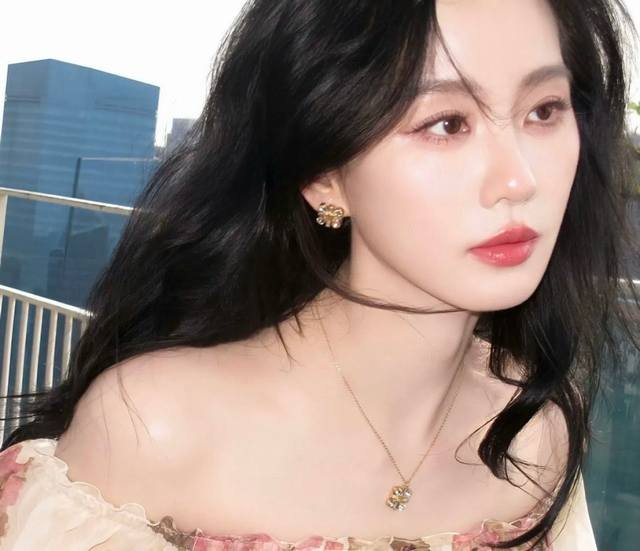 我们出品 Z批 6890！量大咨询客Fu Celne 水滴方钻凯旋门项链 刘诗诗同款太美啦！超级Bling一眼就爱上了网红们的最爱上边由四颗施华洛水滴钻四颗长方