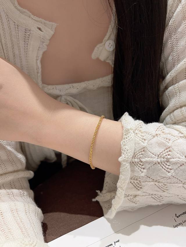 我们出品 量大咨询客Fu 彩宝系列-粉钻钻石手链 白色带来清透的气息，夏日活力高级感拉满，通体925纯银行业标杆工艺独家行业标杆新技术电镀优金电镀，保色度做到目