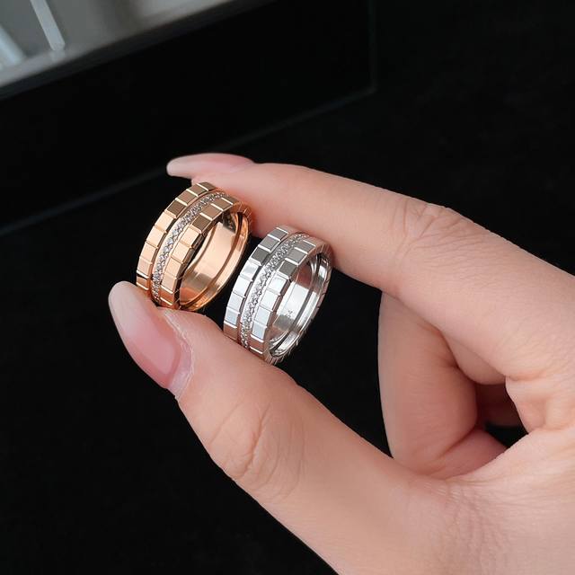 萧邦小冰块系列宽版镶钻戒指，冷冽的时髦美学，作品从物质的基础结构中汲取灵感，通过晶格的堆叠呈现出立体造型，手工抛光技艺倾注其中，每一面在光下都能折射出耀眼的璀璨