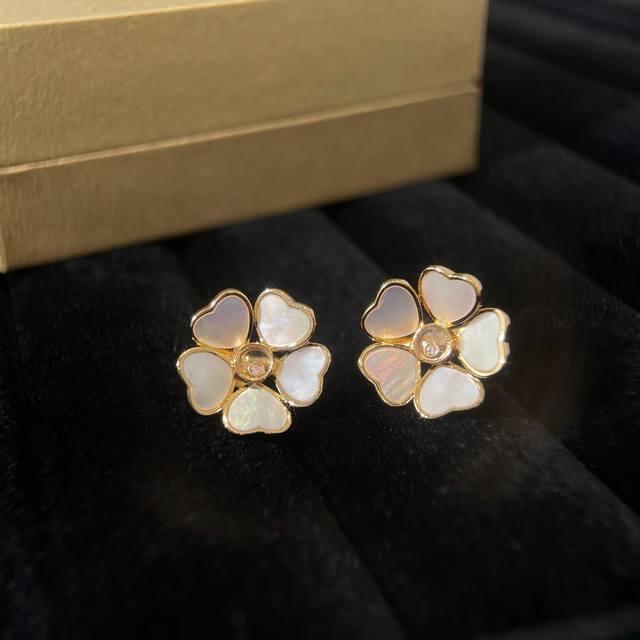 萧邦Ha批批Y Hearts Flowers 耳环 以萧邦的标志性心形为主题，将五颗心组成花冠围绕着一颗跳舞钻石，孕育出精致又妩媚动人的美丽花朵。灵动钻石，创造